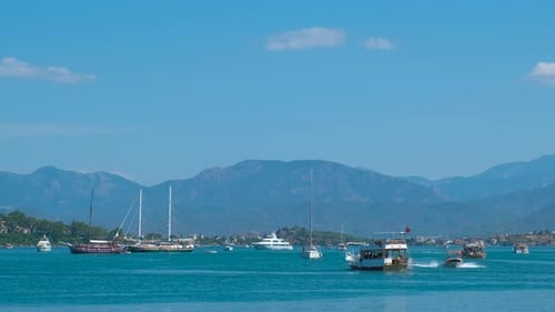 Segelyacht verlassen die tropische Bucht