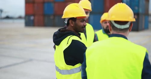 Ingenieure, die Schiffscontainer im Industriehafengeschäft kontrollieren