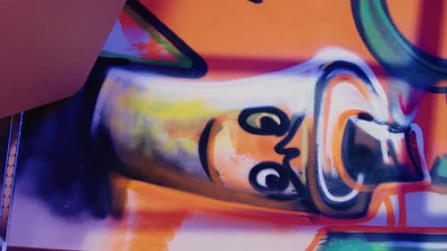 Paredes verticais de grafite de vídeo em esconderijo subterrâneo