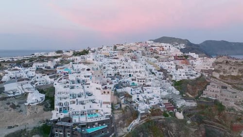Vista aérea de edificios en Oia, Santorini, Grecia