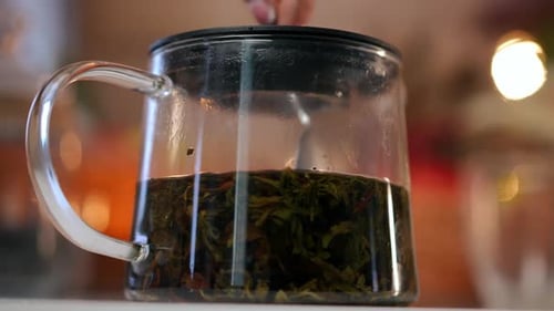 процесс заваривания чая в стеклянном чайнике