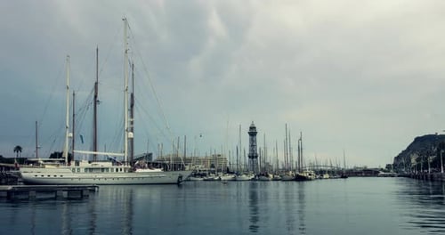 Port de plaisance, Barcelone, Espagne. du Yacht Club le soir. Laps de temps