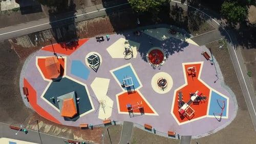 Luftaufnahme des modernen Freizeitgeländes mit Ausrüstung für Kinder im Urban Park, in dem Kinder spielen