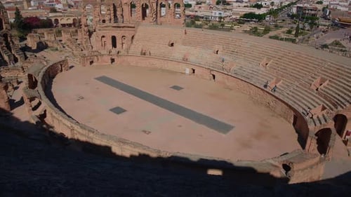 Arène de gladiateurs utilisée pour combattre et divertir les gens.