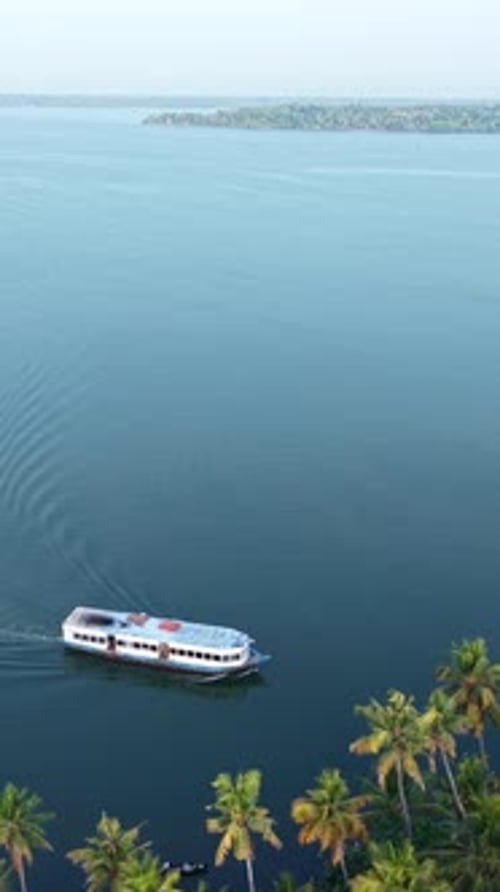 Grand lac dans une nature sauvage