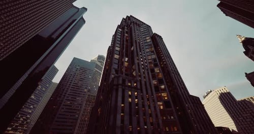 Magnífica vista arquitectónica de rascacielos bajo un cielo despejado al anochecer