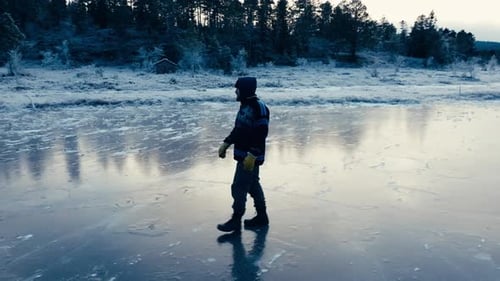 Indre Fosen, condado de Trondelag (Noruega) - Un hombre paseando por la superficie helada de Omundvatnet - Trac
