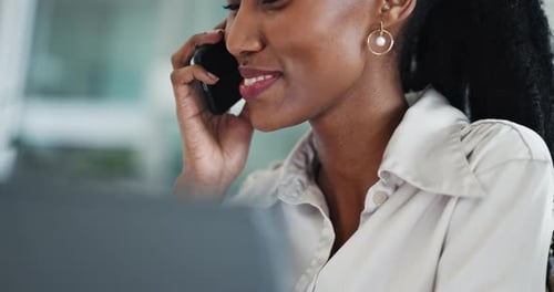 Llamada telefónica, contacto y primer plano de una mujer de negocios en la oficina con negociación y conversación