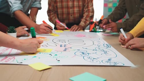 Grupo de diversas pessoas envolvidas em uma sessão criativa de brainstorming com Colorful