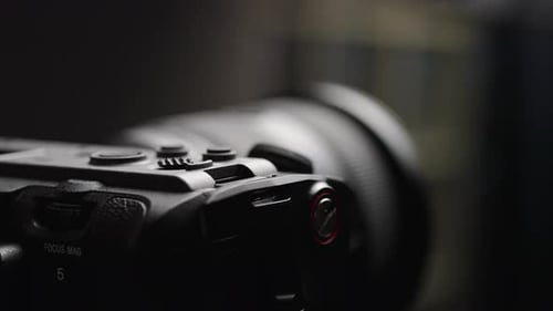Vue rapprochée du bouchon d'objectif retiré du Sony FX3