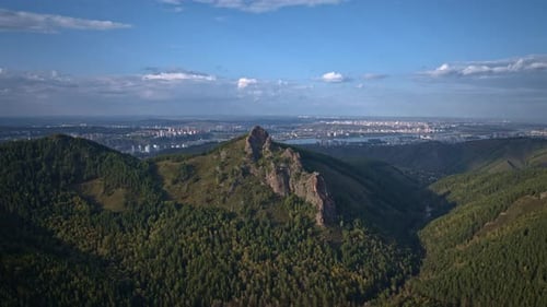 Vue aérienne du parc national Stolby de Krasnoïarsk en Russie