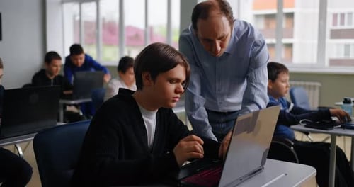 Estudiante adolescente y profesor en el aula, clases de codificación y programación, futuro programador