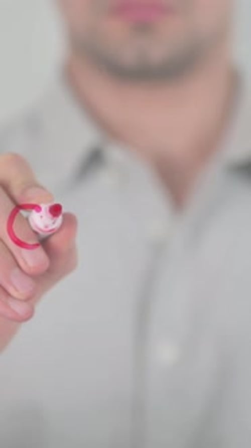 Kunden, mit der Hand auf dem Bildschirm schreiben, Vertikales Video