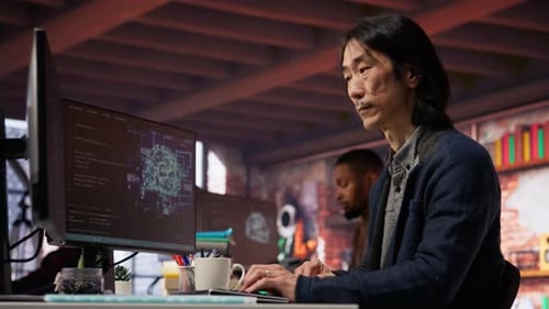 CTO-Manager eines KI-Startups, der beim Programmieren Kaffee trinkt