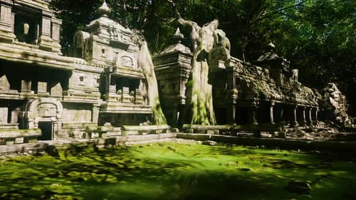 Ruines d'anciens temples au Cambodge entourées d'une végétation luxuriante et d'eau