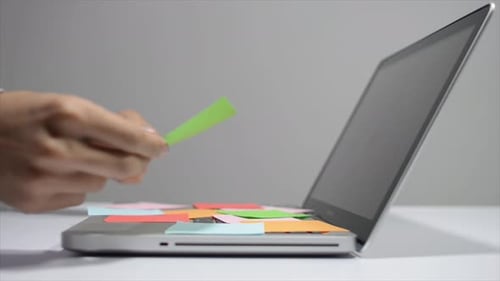 Haftnotiz bei der Arbeit auswählen