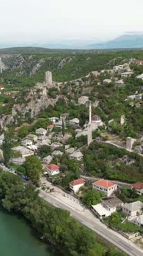 Fluss Neretva in der Stadt