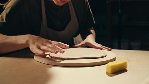 Woman Potter travaille avec de l'argile lors d'une master class sur le processus de travail en studio dans Ceramic Workshop Potter