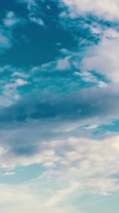 Vertikales Video mit Wolken und blauem Himmel