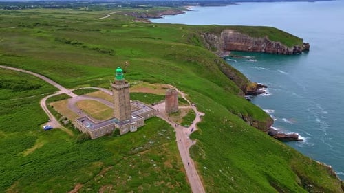 Leuchtturm und Küste von Cap Fréhel, Bretagne, Frankreich. Luftdrohne POV