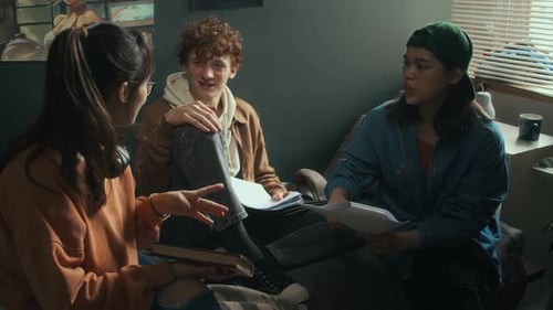 Des camarades de groupe discutent du scénario du film tout en préparant le projet final