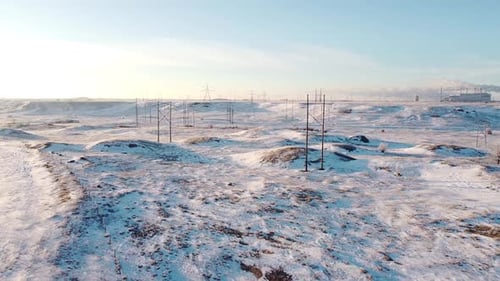 Red eléctrica cubierta de nieve en pleno invierno