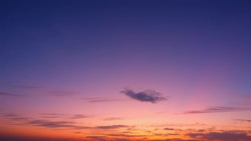 Ein Zeitraffer fängt den majestätischen Sonnenaufgangshimmel ein, Zeitrafferaufnahmen.