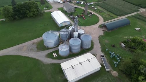 Vue aérienne. Réservoir de stockage de silos à grains agricoles