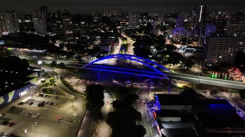 Ponte suspensa no centro de Osasco, em São Paulo, Brasil. Estrada de autoestrada
.