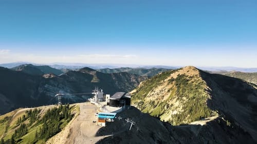 Station de ski Snowbird dans l'Utah au sommet d'une montagne par une journée d'été ensoleillée