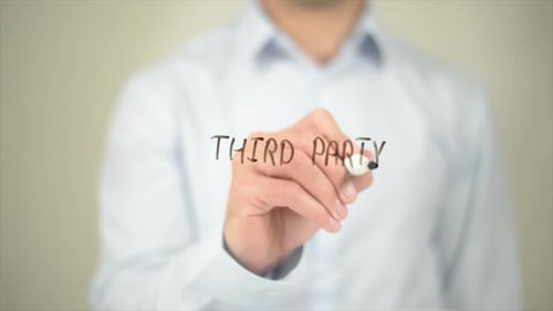 Dritter schreibt auf transparentem Bildschirm