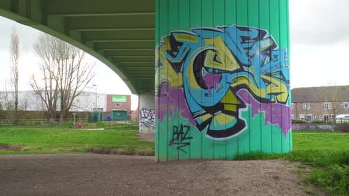 4K Pilar de uma ponte sobre o rio Tone em Taunton Somerset com um pouco de grafite nela, 30 fps.