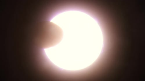 Éclipse solaire martienne alors que la lune Phobos passe devant le Soleil vue de la surface de Mars