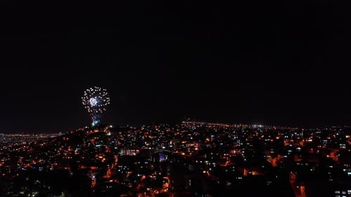 Fogos de artifício explodindo para comemorar o ano novo
