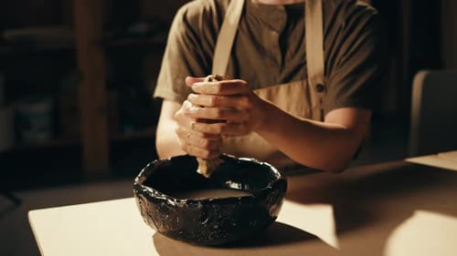 Woman Potter travaille avec de l'argile lors d'une master class sur le processus de travail en studio dans Ceramic Workshop Potter