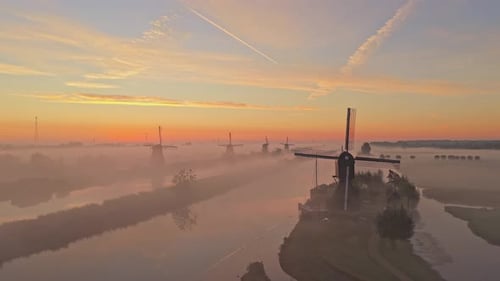 Brume à la dérive sur les canaux et les moulins à vent de Kinderdijk à l'aube, vue aérienne des Pays-Bas