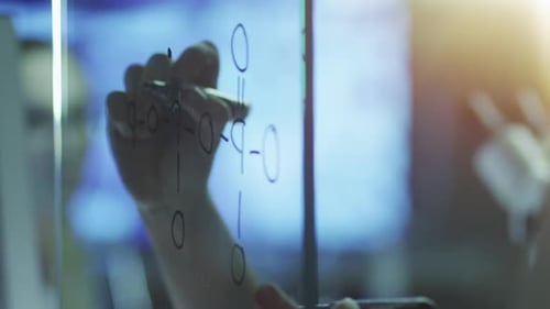 Dessiner une formule chimique organique sur du verre avec un marqueur.
