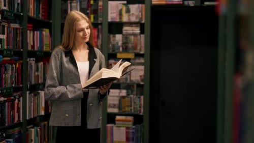 Femme dans une librairie, une jeune fille choisit un nouveau livre pour elle-même en se préparant aux examens