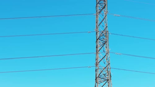 Torre de transmissão de aço que transporta linhas elétricas horizontais e estrutura de transmissão