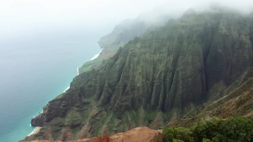 Vista aérea da espetacular costa da ilha de Kauai, no Havaí