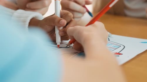 Nahaufnahme verschiedener Schüler- und Lehrerhände, die ein Bild schreiben oder zeichnen. Gelehrsamkeit
.