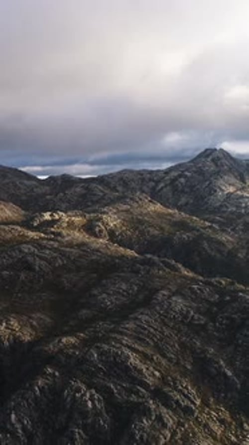 Vertikales Video der atemberaubenden Luftaufnahme von Mountain Peak