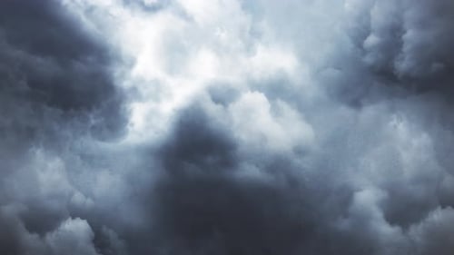 Gewitter in Cumulonimbuswolken am dunklen Himmel.