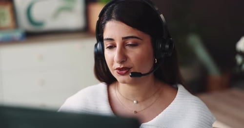 Centre d'appels, casque et femme sur ordinateur portable au bureau à domicile pour le service client