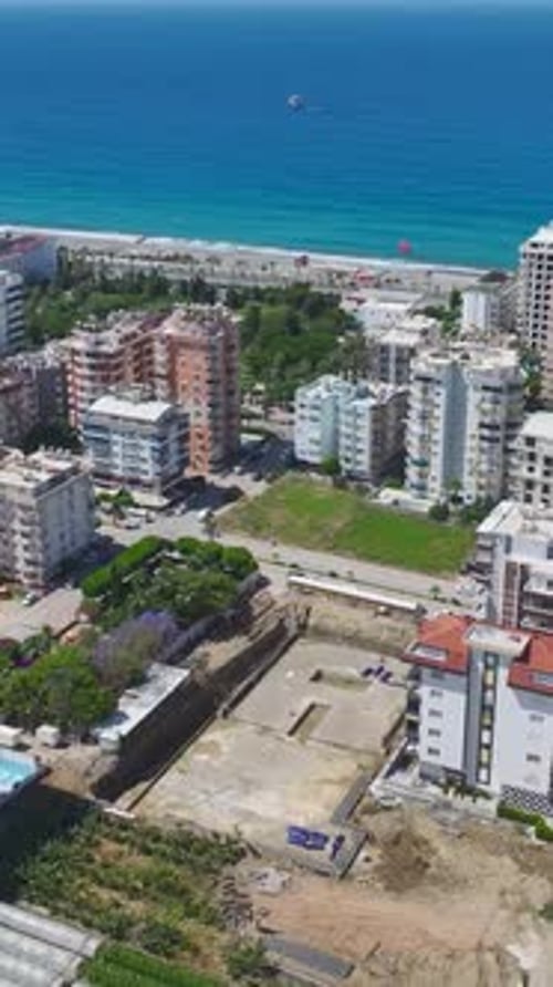 Vídeo vertical: trabajadores de la construcción aíslan los cimientos de un sitio inmobiliario de alta gama