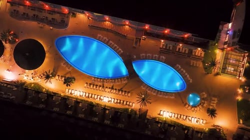 Nachtaufnahme Video Resorts mit Pool- und Restaurantbereich aus der Luft