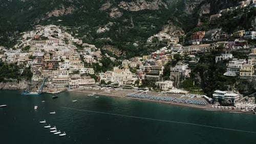 Vue aérienne s'éloignant de Positano sur la côte italienne.