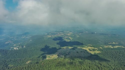 Berge, Hügel und Wiesendorf im Tara Park