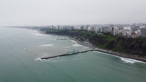 Una vista del paseo marítimo de la ciudad. Zona de Miraflores, Lima, Perú
.