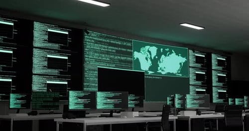 Código de programação em vários monitores mostrando o banco de dados em uma sala do Centro de Segurança de Controle